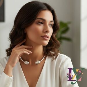 NWT Elegant Silver and White Pearl Necklace Collar Cocker Baroque